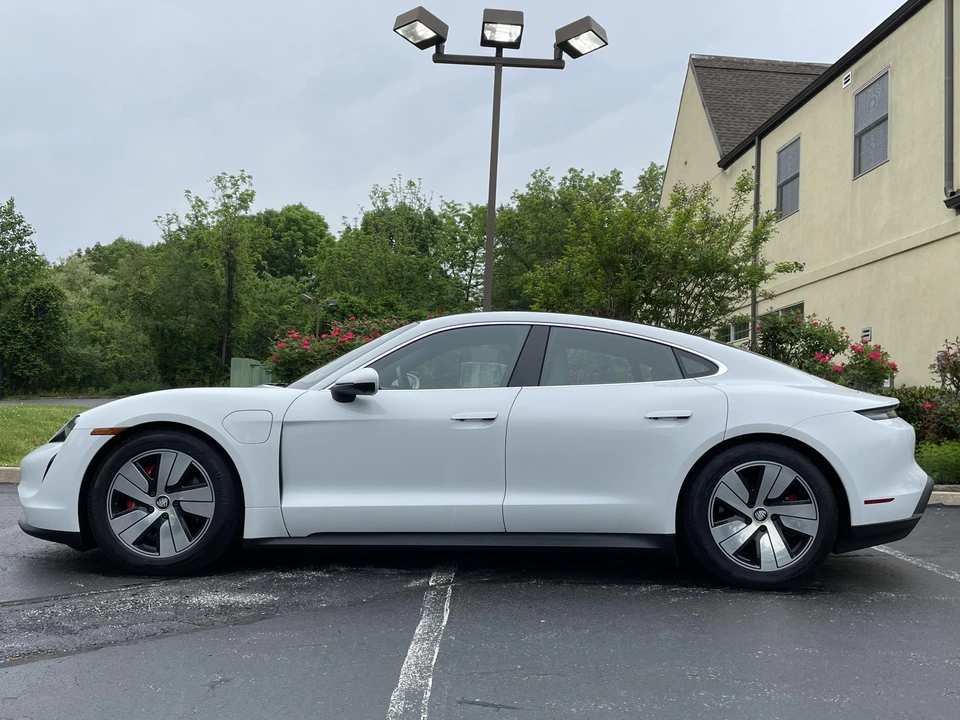 2022 Porsche Taycan 4S - Image 8 of 31
