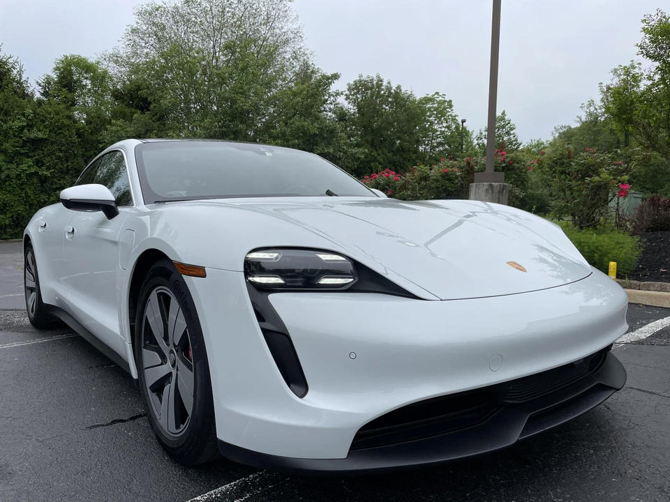 2022 Porsche Taycan 4S - Image 18 of 31
