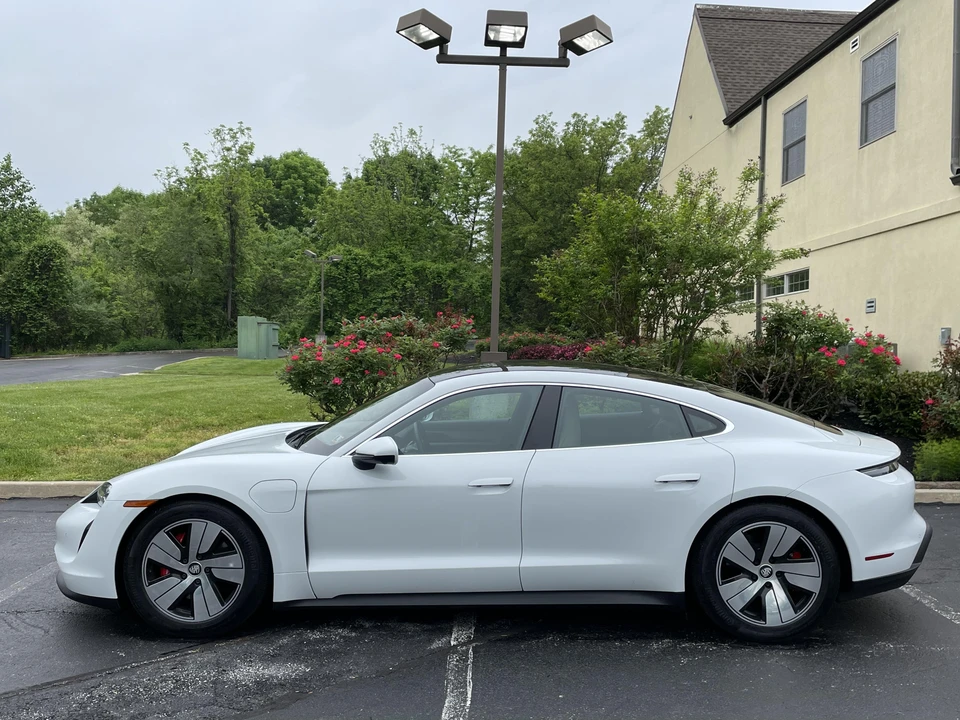 2022 Porsche Taycan 4S - Image 7 of 31