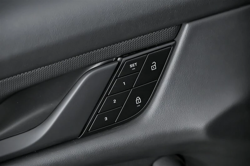 2022 Porsche Taycan 4S - Image 18 of 21