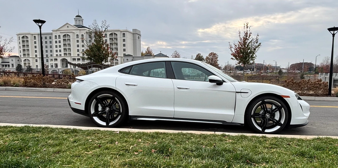 2022 Porsche Taycan 4S - Image 16 of 31