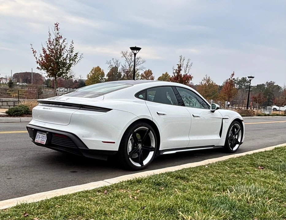 2022 Porsche Taycan 4S - Image 15 of 31