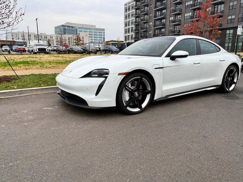 2022 Porsche Taycan 4S - Image 11 of 31
