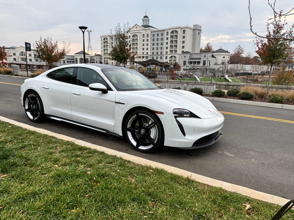 2022 Porsche Taycan 4S - Image 17 of 31
