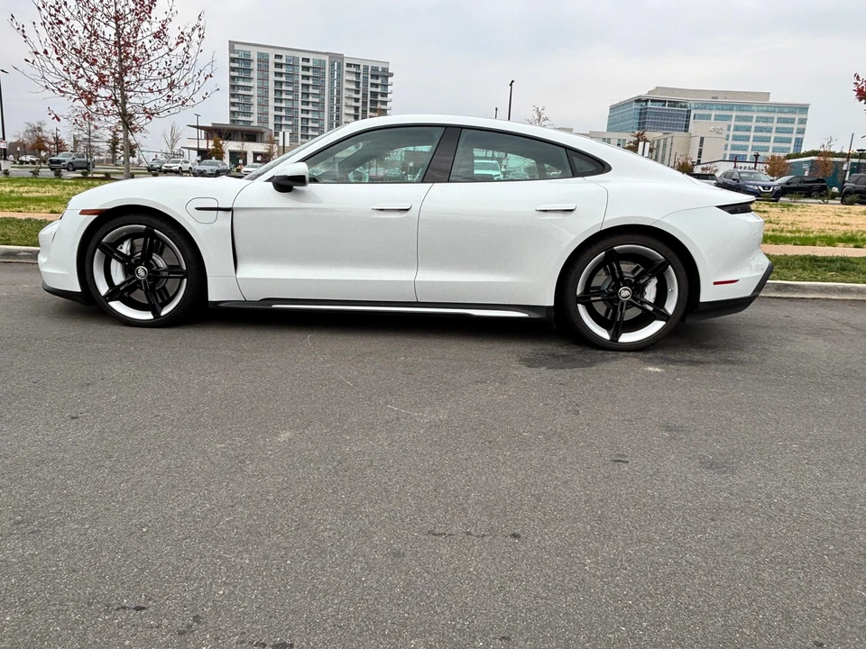 2022 Porsche Taycan 4S - Image 12 of 31