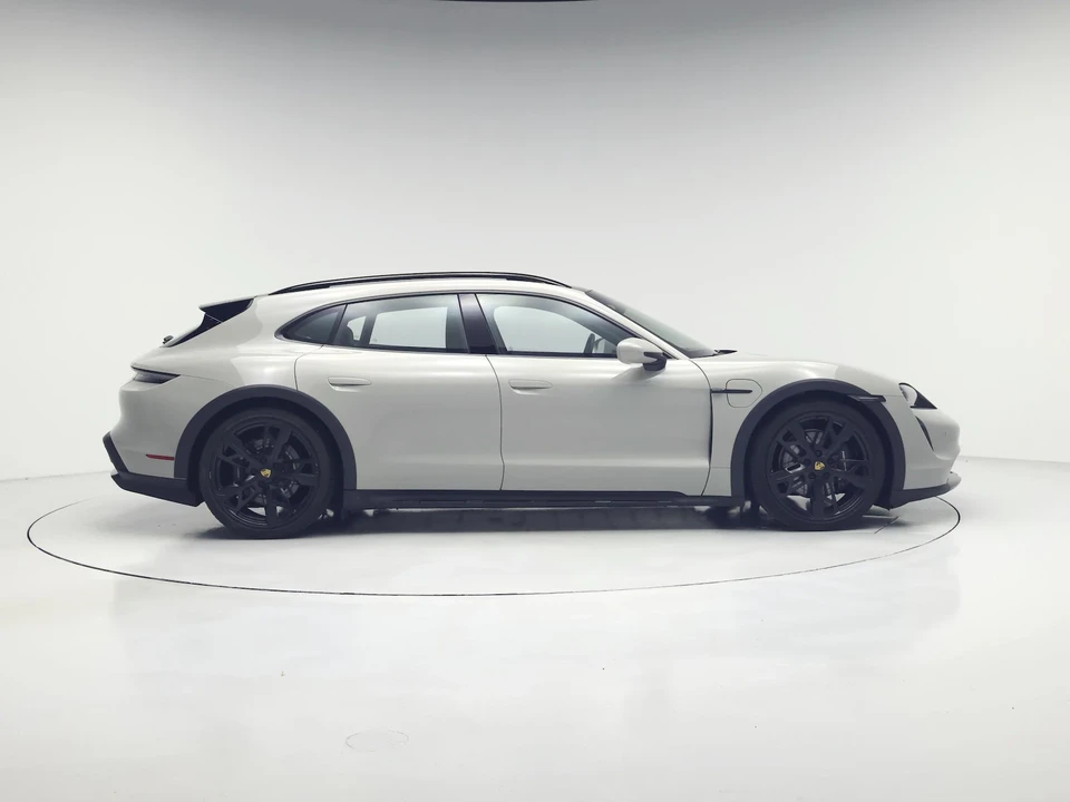 2022 Porsche Taycan Cross Turismo - Image 8 of 25