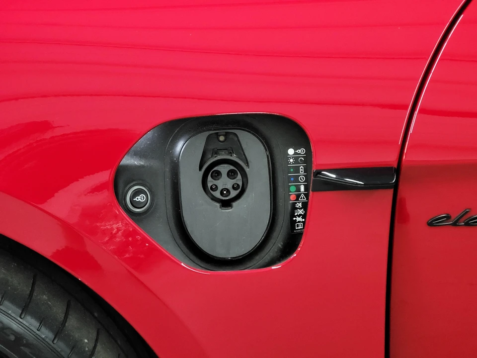 2022 Porsche Taycan GTS - Image 24 of 31