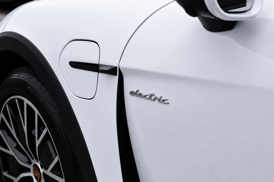 2022 Porsche Taycan - Image 9 of 10
