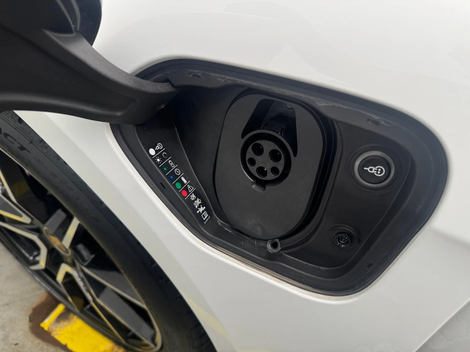 2022 Porsche Taycan Turbo - Image 2 of 31