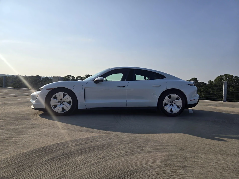 2022 Porsche Taycan - Image 7 of 31