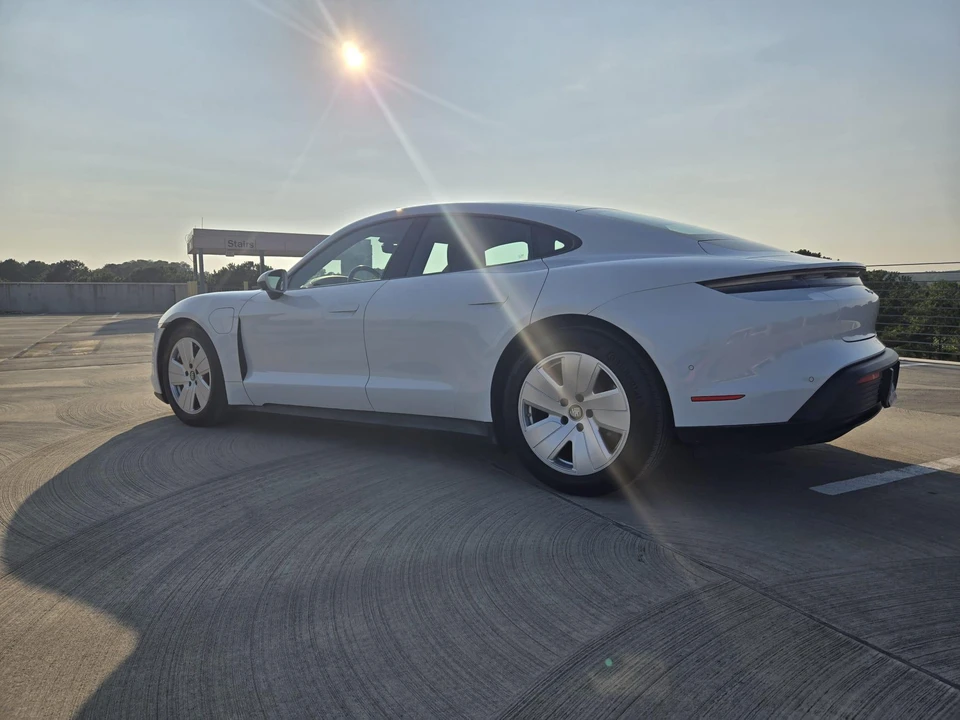 2022 Porsche Taycan - Image 8 of 31