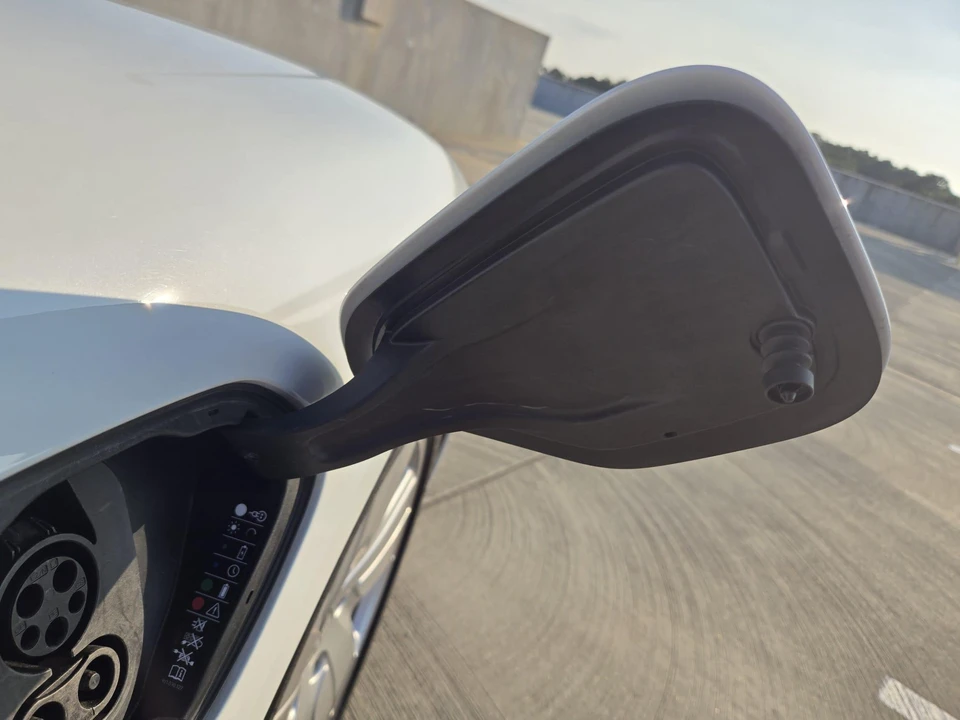 2022 Porsche Taycan - Image 25 of 31