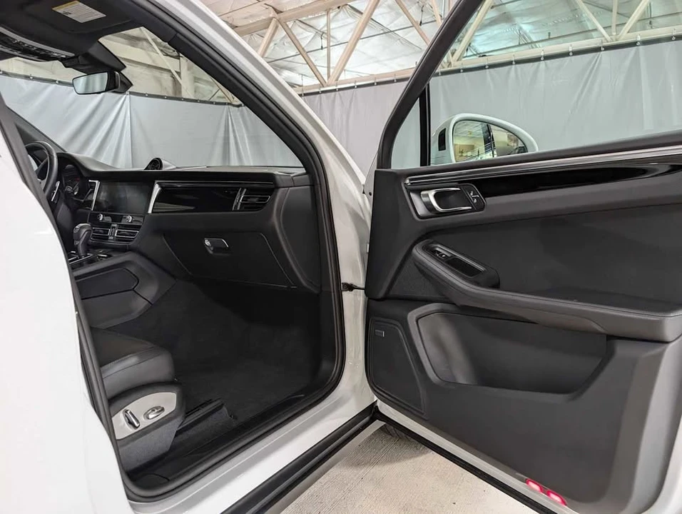 2022 Porsche Macan - Image 7 of 17