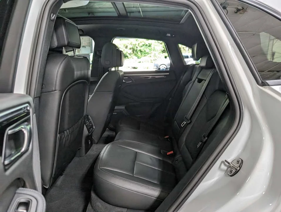 2022 Porsche Macan - Image 16 of 17