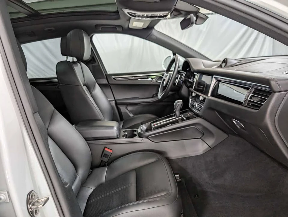 2022 Porsche Macan - Image 8 of 17