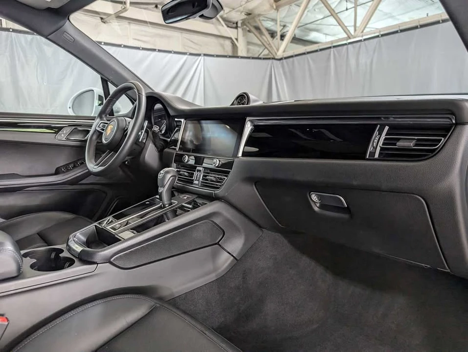 2022 Porsche Macan - Image 9 of 17
