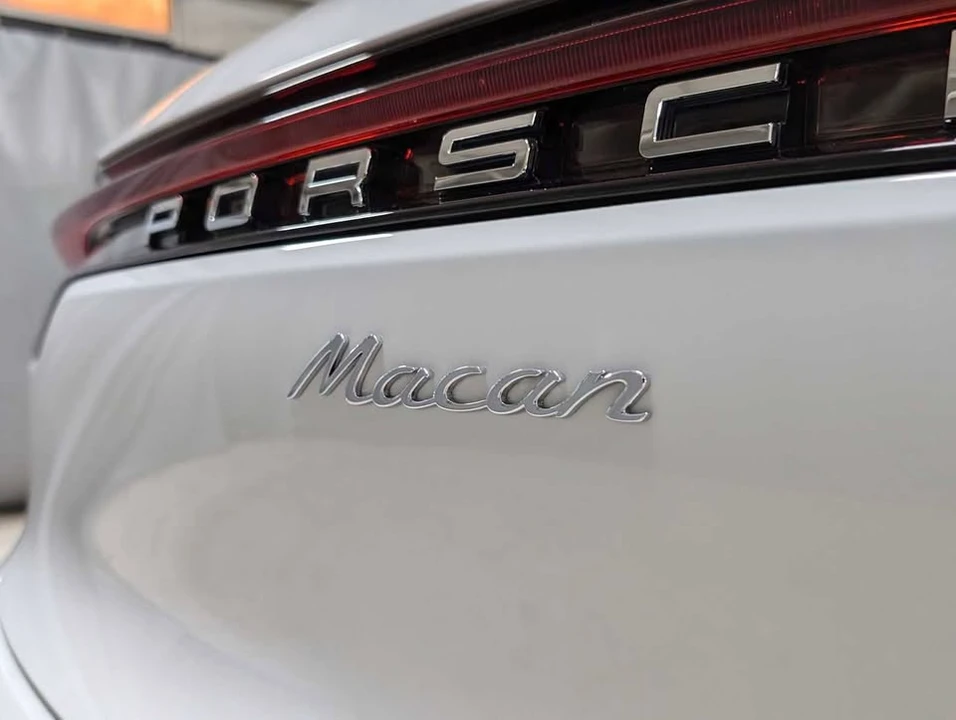 2022 Porsche Macan - Image 13 of 17