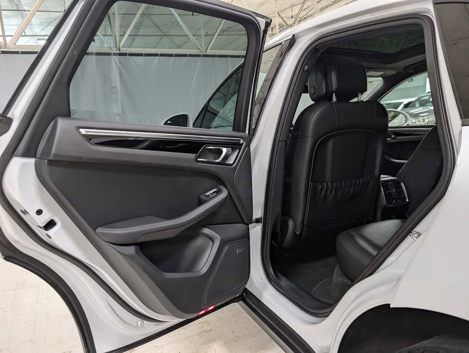 2022 Porsche Macan - Image 15 of 17
