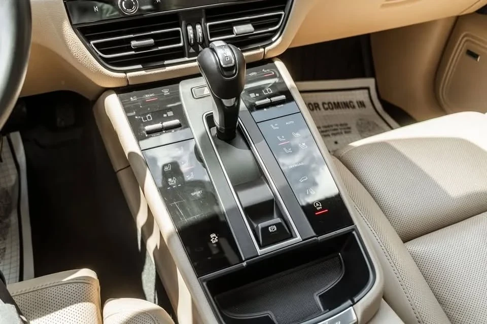 2022 Porsche Macan - Image 11 of 20