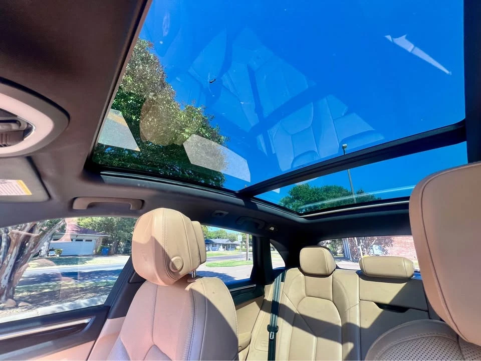 2022 Porsche Macan - Image 9 of 10
