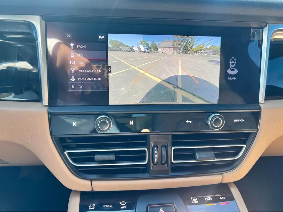 2022 Porsche Macan - Image 7 of 10