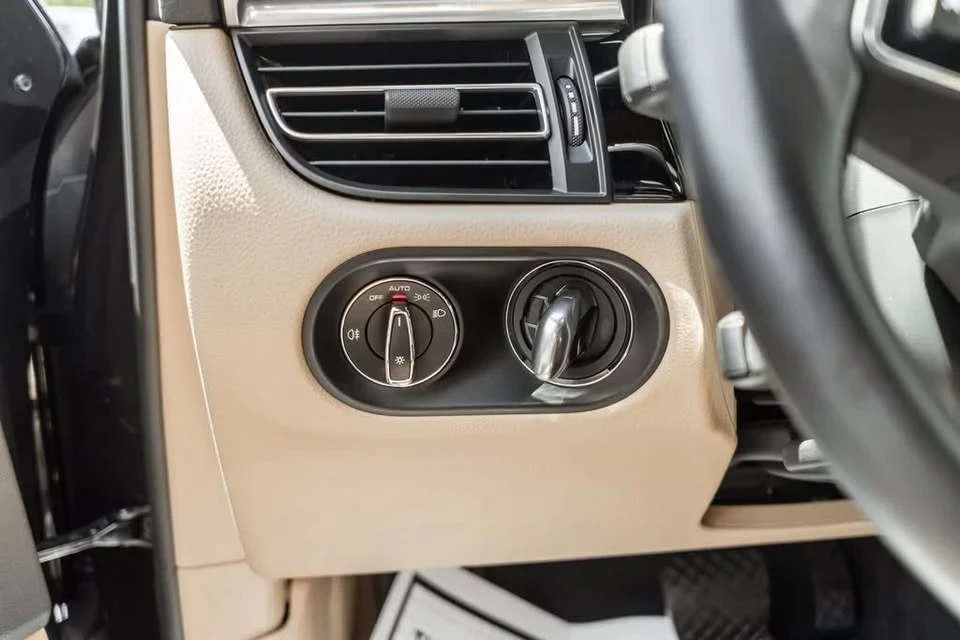2022 Porsche Macan - Image 10 of 20