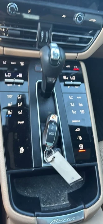 2022 Porsche Macan - Image 15 of 19