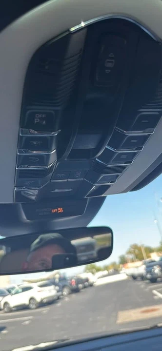 2022 Porsche Macan - Image 18 of 19