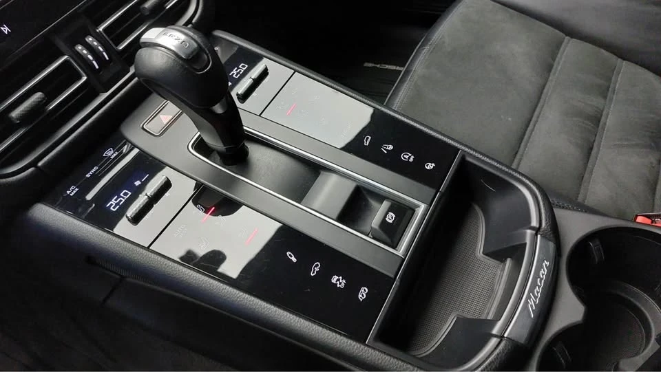 2022 Porsche Macan - Image 12 of 13