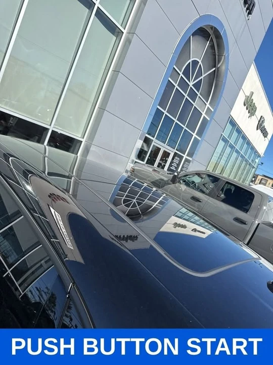 2022 Porsche Macan - Image 7 of 14