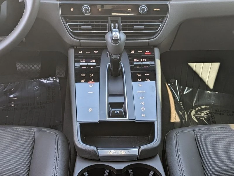 2022 Porsche Macan - Image 10 of 12