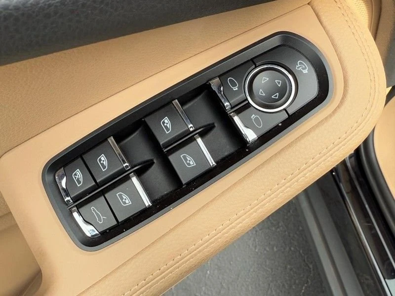 2022 Porsche Macan - Image 11 of 15