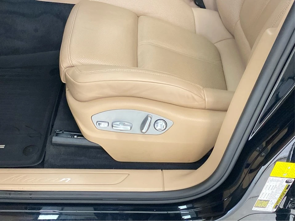 2022 Porsche Macan - Image 17 of 18