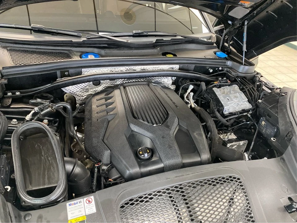 2022 Porsche Macan - Image 11 of 18