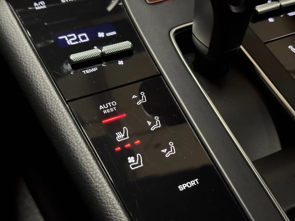 2022 Porsche Macan - Image 15 of 20