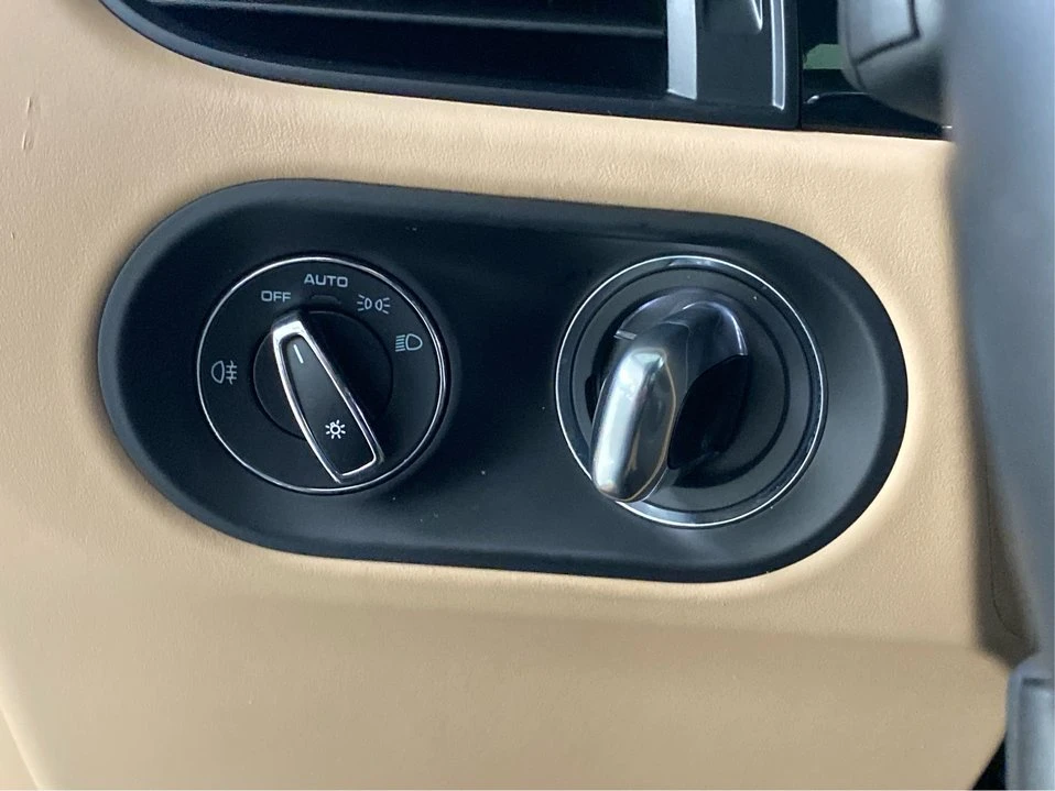 2022 Porsche Macan - Image 16 of 18