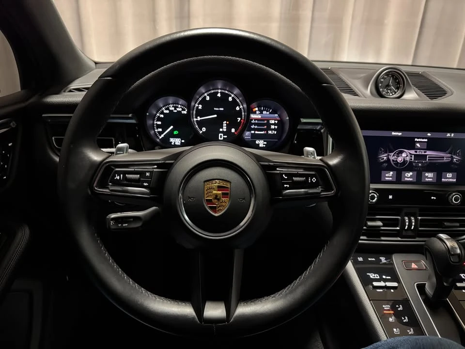 2022 Porsche Macan - Image 11 of 20