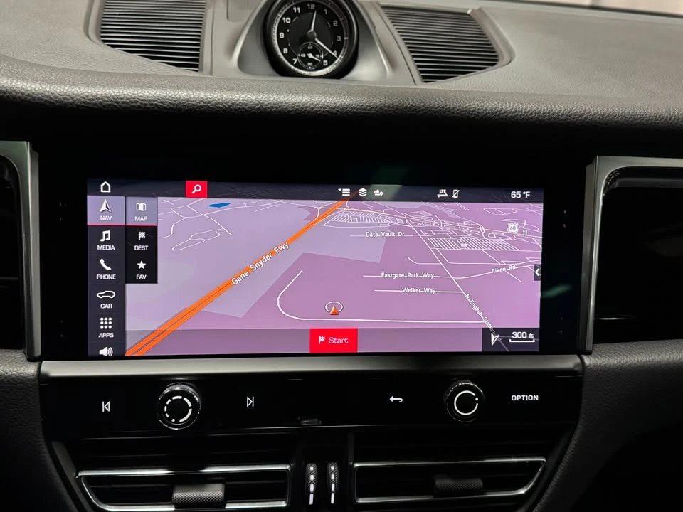 2022 Porsche Macan - Image 13 of 20