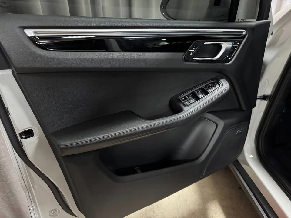 2022 Porsche Macan - Image 10 of 20