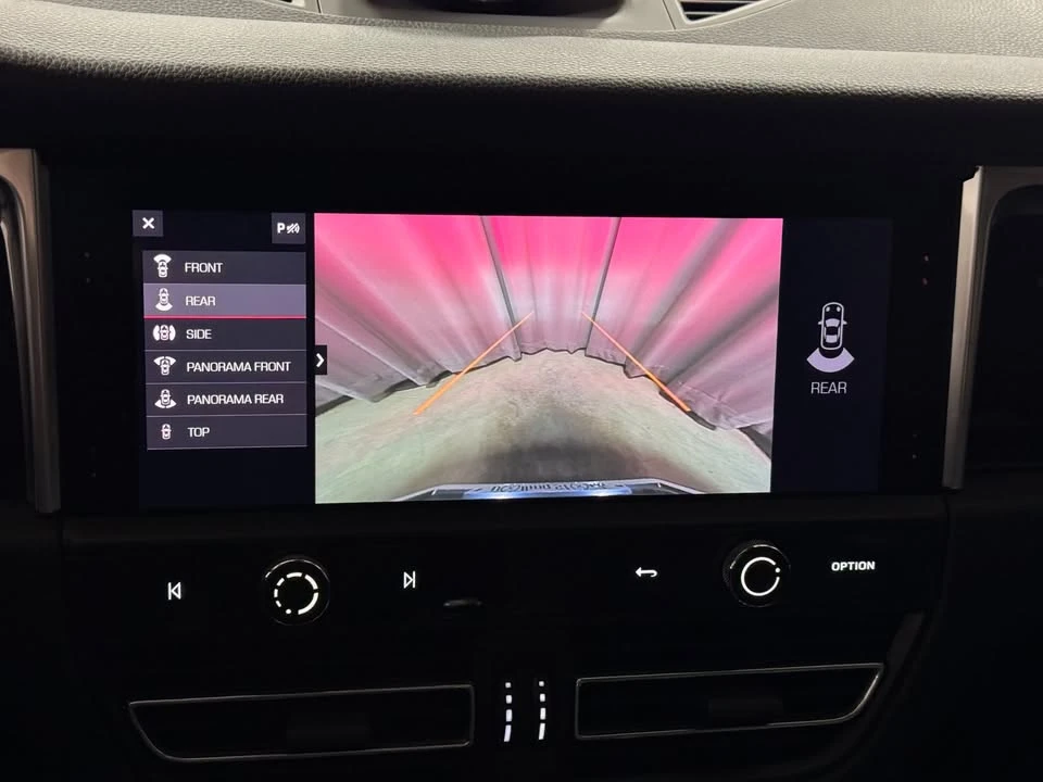 2022 Porsche Macan - Image 17 of 20