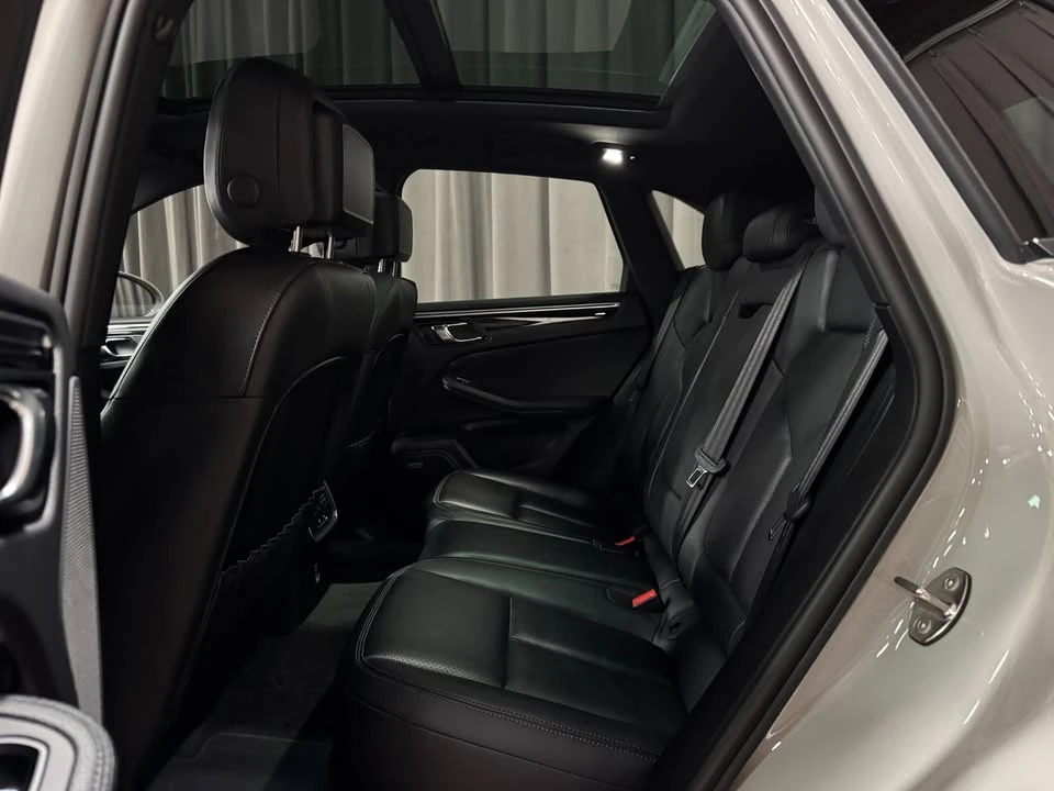2022 Porsche Macan - Image 19 of 20