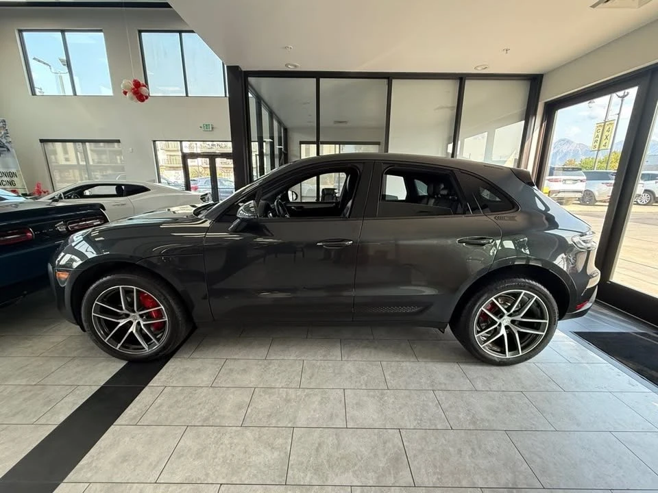 2022 Porsche Macan - Image 2 of 20