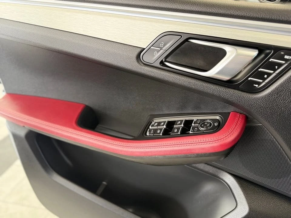 2022 Porsche Macan - Image 10 of 20