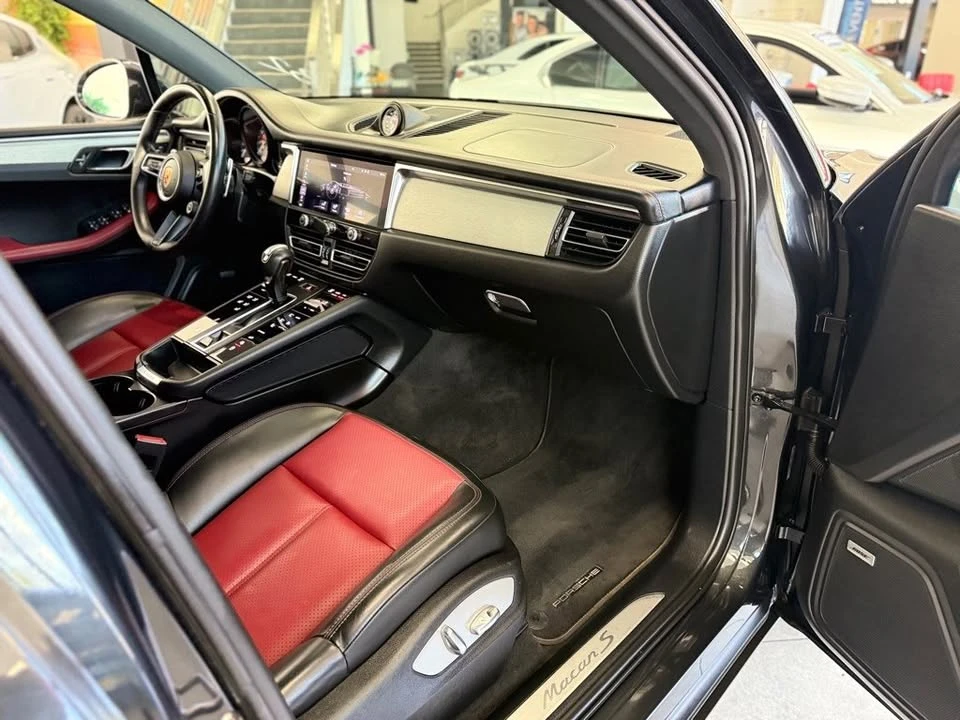 2022 Porsche Macan - Image 17 of 20