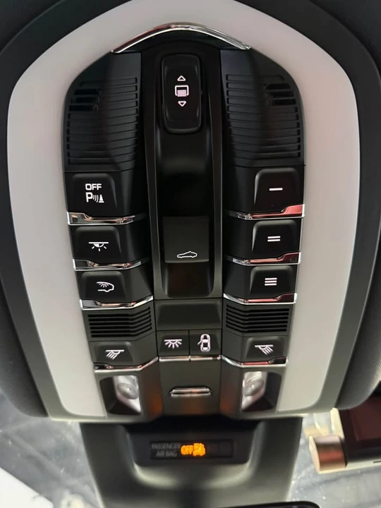 2022 Porsche Macan - Image 8 of 11