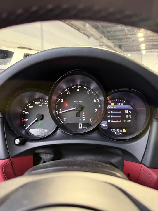 2022 Porsche Macan - Image 10 of 11
