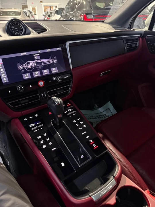 2022 Porsche Macan - Image 9 of 11