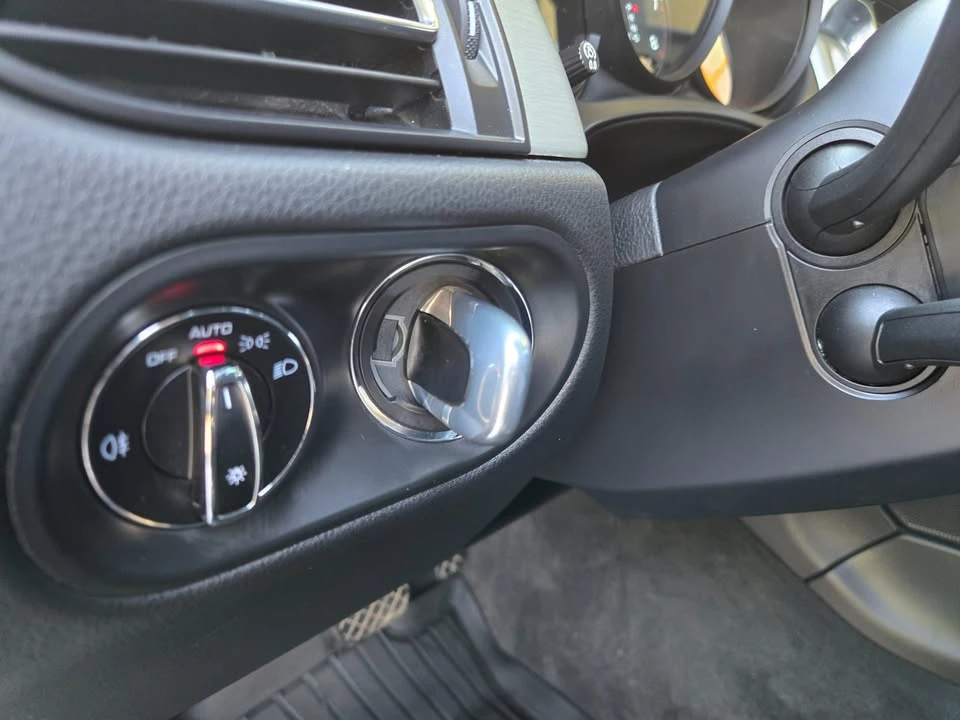 2022 Porsche Macan - Image 14 of 20