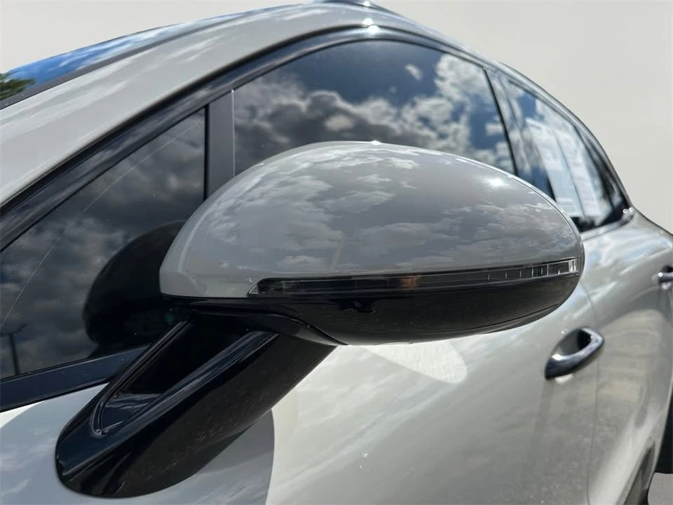 2022 Porsche Macan - Image 10 of 19