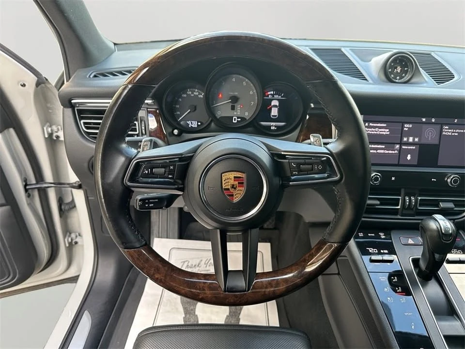 2022 Porsche Macan - Image 18 of 19